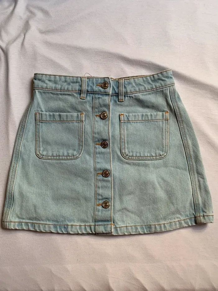 Jupe en jean bleu clair boutonnée