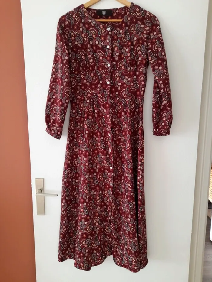 Robe longue resserrée à la taille.