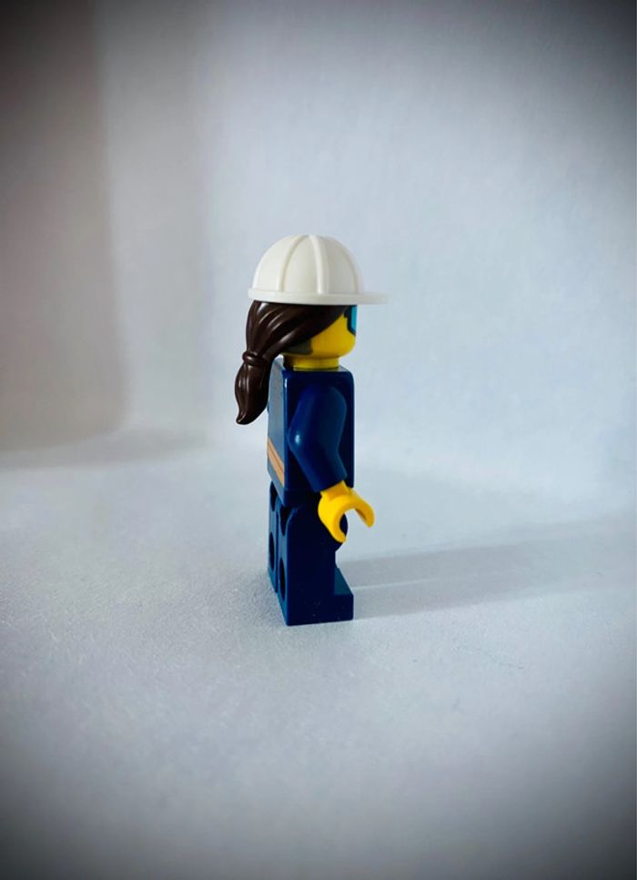Minifigurine LEGO City - Technicienne CTY1060 - Très bon état - photo numéro 4