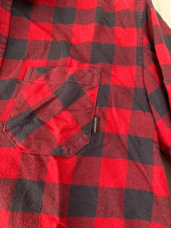 Chemise rouge à carreaux. - photo numéro 2