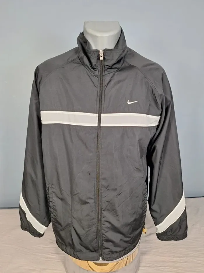 Nike Vintage Track Jacket Noire – Logo Brodé – Taille L (560)