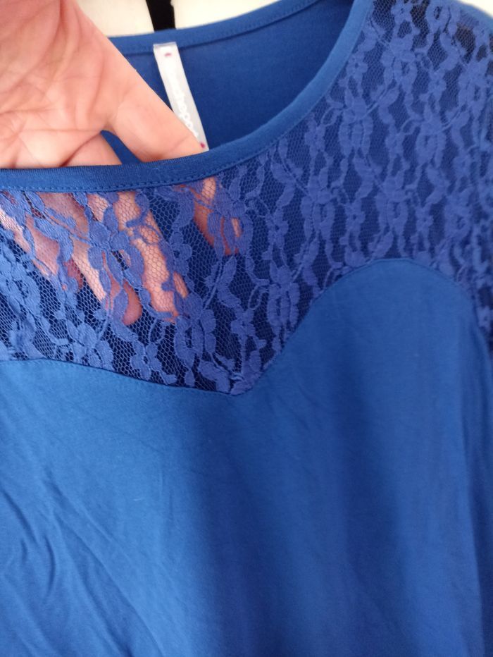 Tee shirt manches en dentelle blanche porte - photo numéro 4