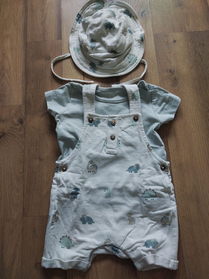 Ensemble salopette short et tee shirt