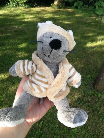 Peluche souris en peignoir et bonnet de nuit