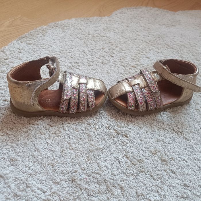 Nu-pieds taille 22. - photo numéro 2