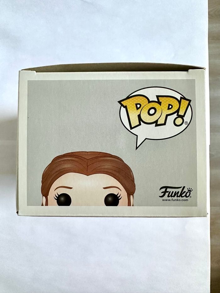 Figurine Funko Pop Belle (castle grounds) numéro 250 Beauty and The Beast Disney - photo numéro 5