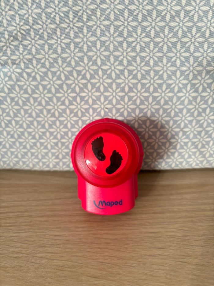 Perfo Déco "Pieds de Bébé" Rouge
