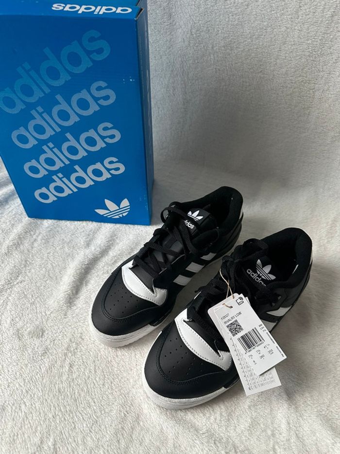 Chaussures adidas rivalry low noir neuf taille 41 1/3