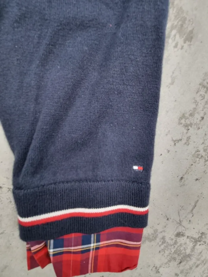 Pull col V Tommy Hilfiger avec chemise intégrée – Taille M Femme (mesures en photo) - photo numéro 5