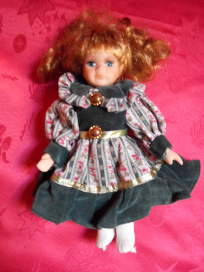 Faby27800 Poupée "Cidal" (22cm) Corps mou tête et demi bras en porcelaine.