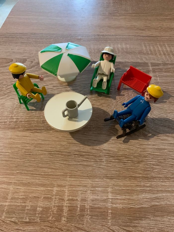 3 Playmobils et accessoires jardin et détente vintage