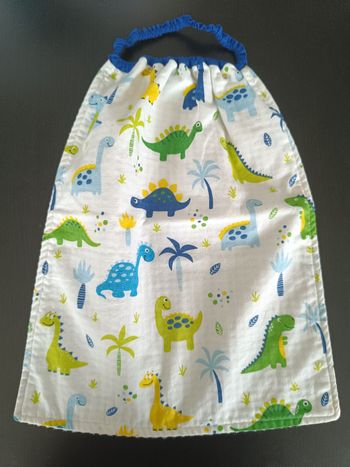 Grand bavoir maternelle dinosaure avec élastique autour du cou - doublé nid d'abeille 