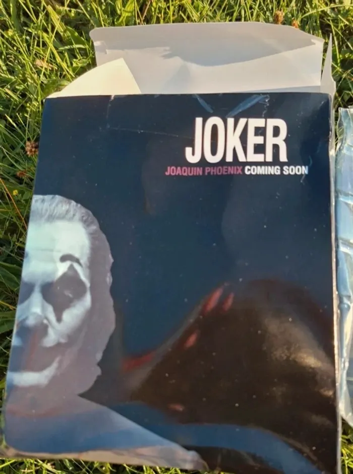 Figurine joker assis sur un banc neuve - photo numéro 3