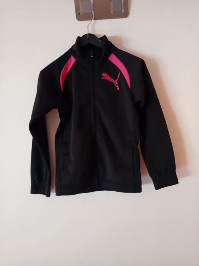 Joli haut de jogging.  Puma. 6 ans