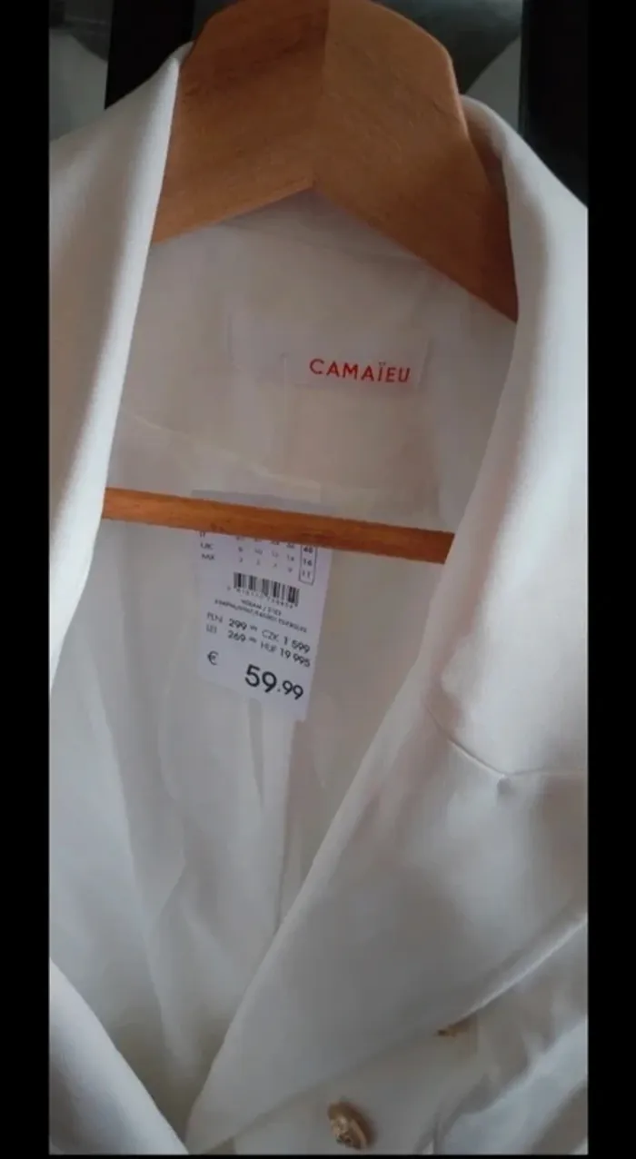 Magnifique blazer neuf jamais porté encore avec étiquette. Blanc avec boutons dorés. Camaïeu - photo numéro 2