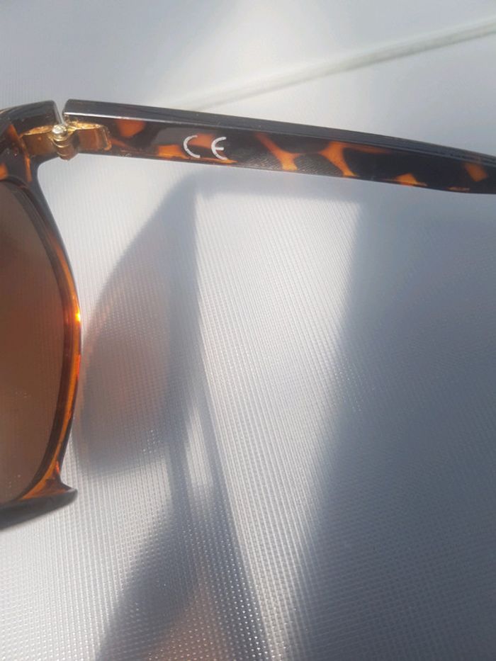 Lunette de soleil - photo numéro 3