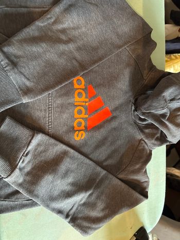 Vends sweat adidas 7-8 ans très bon état 