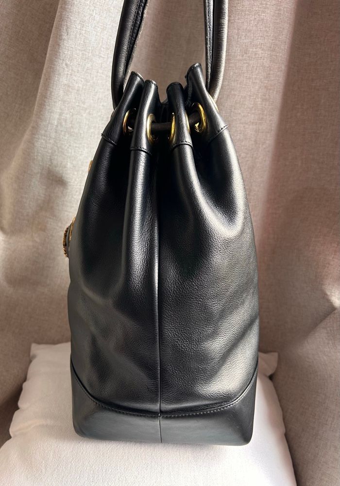 🖤 Sac seau vintage Gianni Versace Couture – cuir noir & chaîne Méduse dorée (années 1990) - photo numéro 5