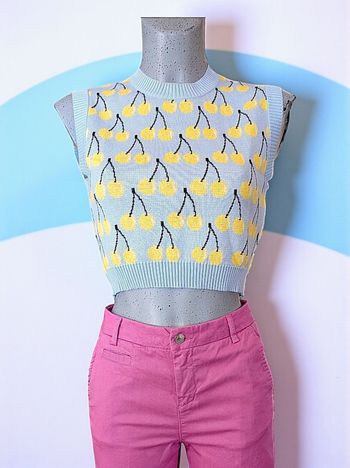 Pull sans manches jacquard  - bleu clair - motifs cerises