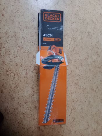 Taille haie 45cm sur batterie Black et Decker