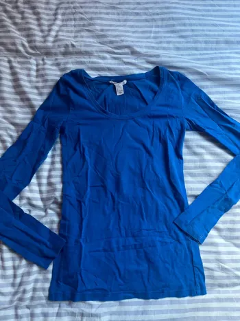 tee shirt bleu basique à manches longues