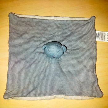 Doudou ours plat carré rayé bleu et beige du pareil au même bébé
