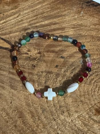 Bracelet réglable élastique pierres naturelles couleur et croix