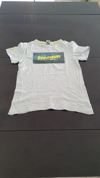 A donner dans un lot : t shirt gris en 14 ans