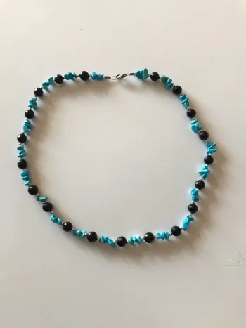 Collier en pierre volcanique