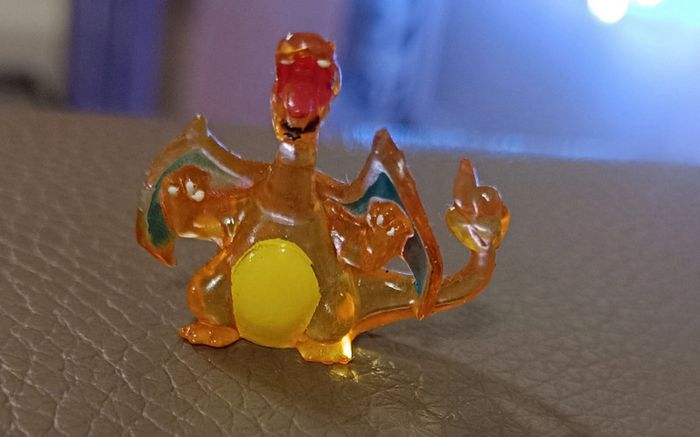 Figurine translucide Dracaufeu pokémon rare