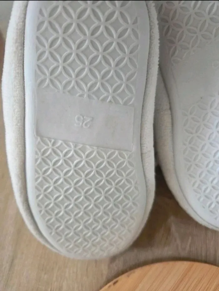 Chaussons licornes pointure 25 - photo numéro 4
