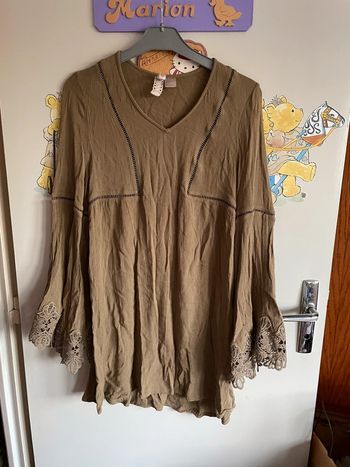 Tunique kaki à manches longues, taille 34, marque H&M.