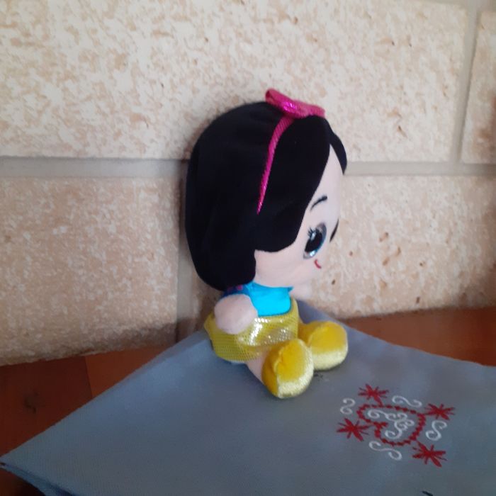 Disney: Peluche-doudou"Blanche-neige" - photo numéro 3