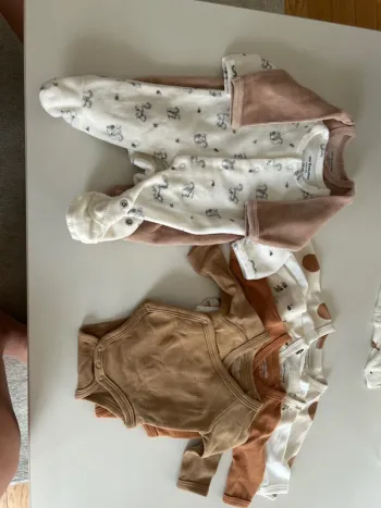 Kit naissance (2 pyjamas velours et 5 bodys manches longues)