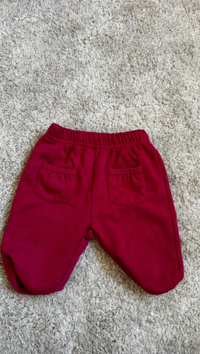 Pantalon rouge – 1 mois - photo numéro 2