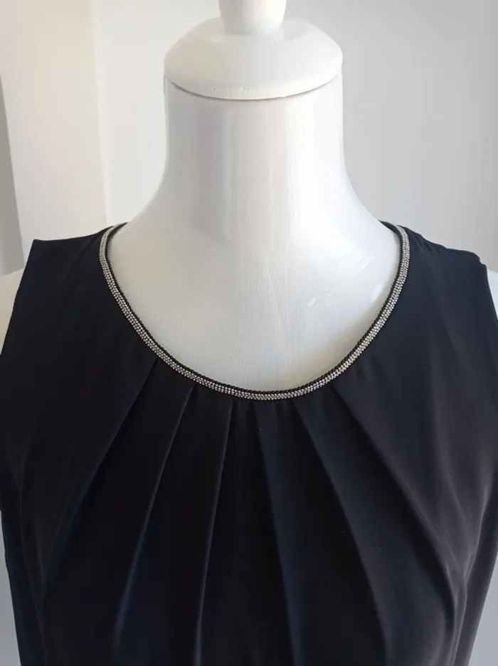 Robe noire habillée avec effet collier argenté petites boules au col H&M - photo numéro 2