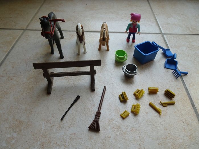 Playmobil Country 6928 Cavalier avec van et cheval + 2 boites chevaux - photo numéro 5