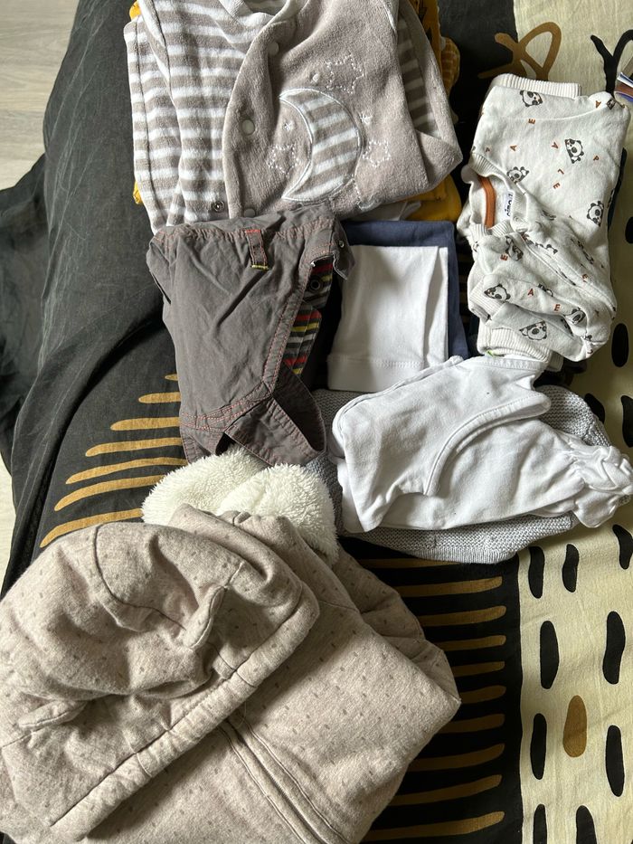 LOT VÊTEMENTS - 1 mois