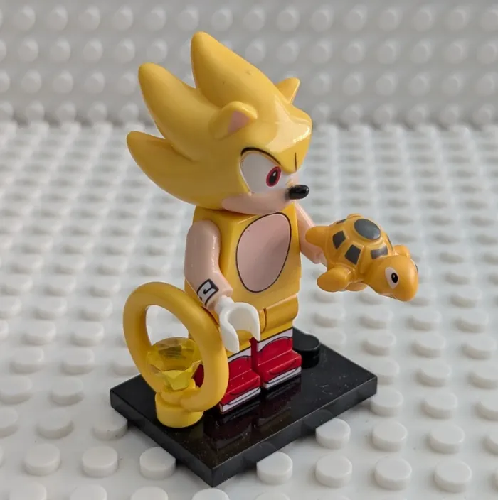 Figurine Sonic : Super Sonic transformation dorée, style lego