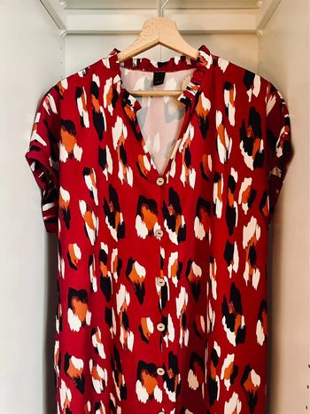 Robe mi-longue rouge tachetée