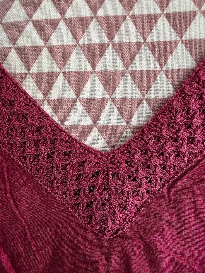 Robe,rose/bordeaux, en excellent état, en coton,encolure et partie basse en crochet, largeur d'épaule 33cm, largeur sous bras 44cm, longueur 118cm,marque Bleu Bonheur =8€Robe,rose/bordeaux, en excellent état, en coton,encolure et partie bas - photo numéro 4