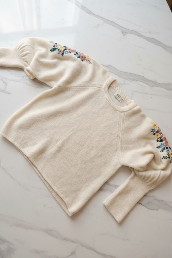 Pull crème beige à broderies fleurs