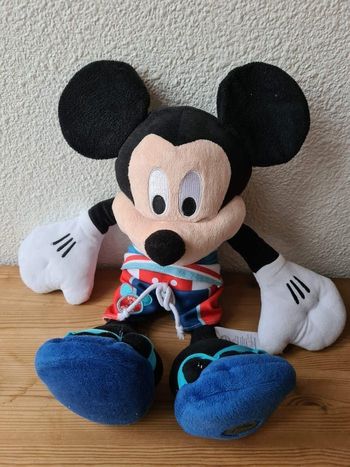 peluche Mickey footballeur Disney