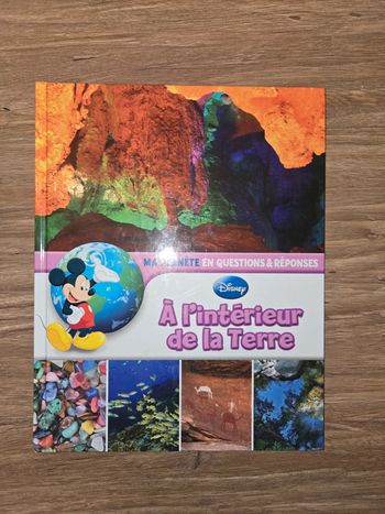 Livre Disney "Ma planète A l'intérieur de la terre"