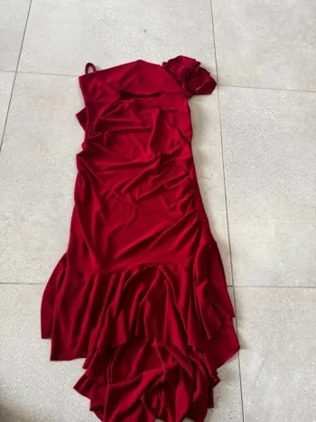 Robe bordeaux  N&B, il y a des petits accrocs, taille M