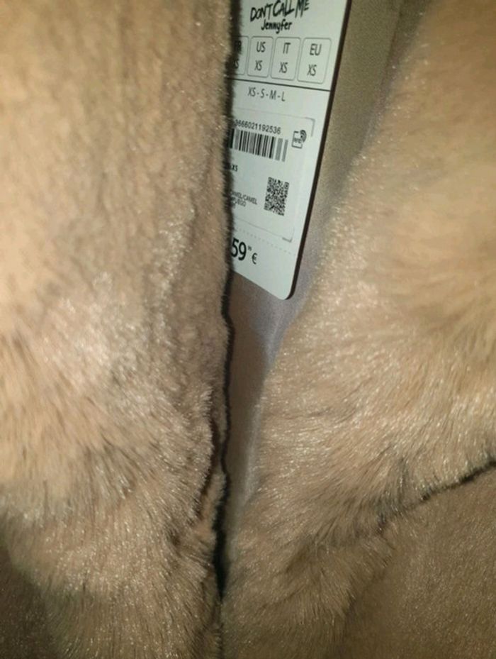 🩷 Manteau en fausse fourrure synthétique camel effet brillant
taille Xs. - photo numéro 2