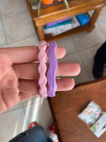 Lot de deux bracelets rose et violet.