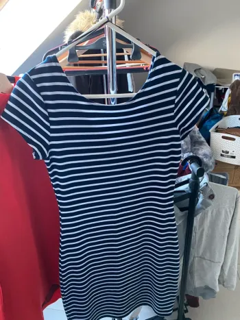 Robe moulante à ligne bleu marine et blanche
