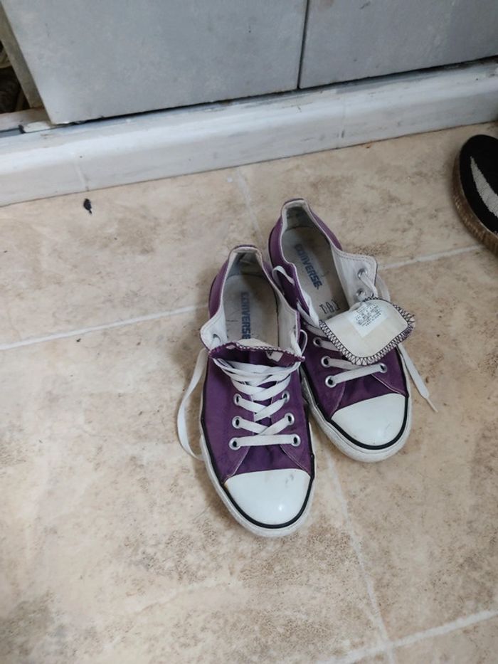 Converses violet