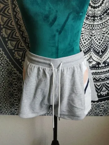 Short gris avec poche à l'arrière et écusson girls / undiz / (L)